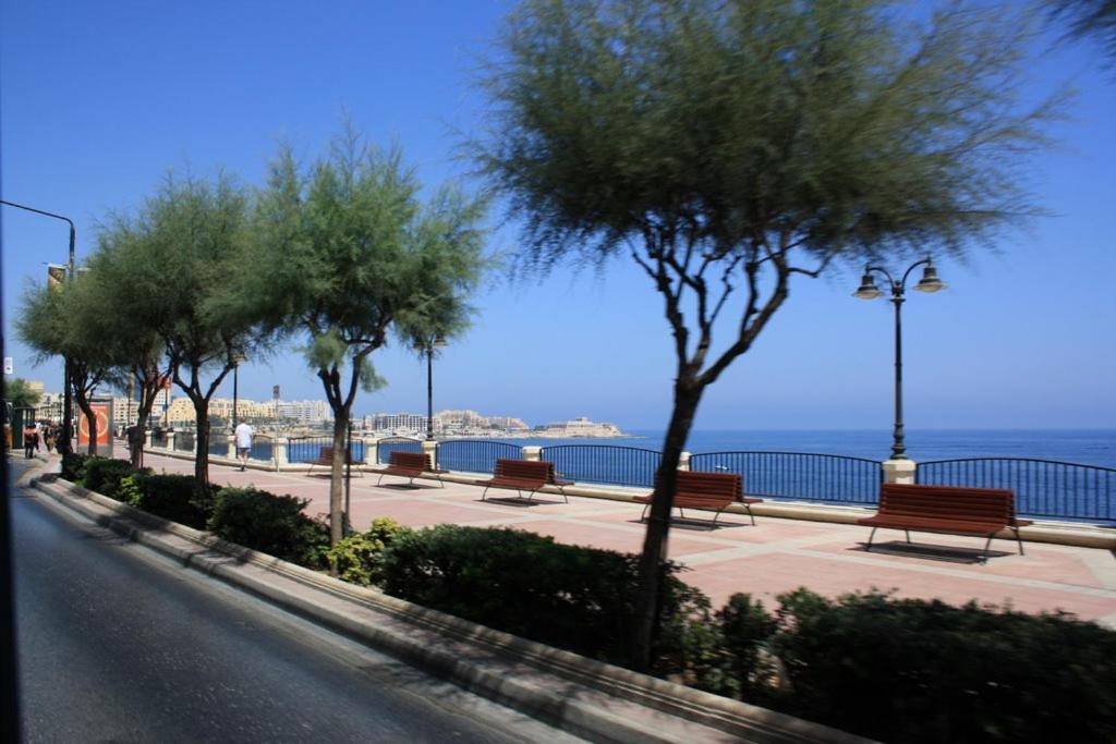 Luxury Apt W/ Side Seaviews And Pool, Top Location Sliema Luaran gambar