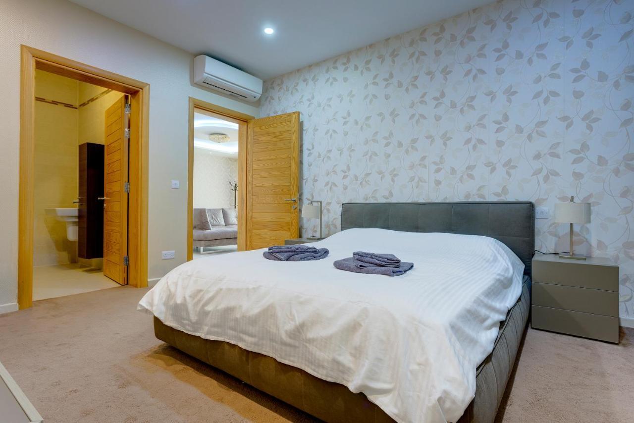 Luxury Apt W/ Side Seaviews And Pool, Top Location Sliema Luaran gambar