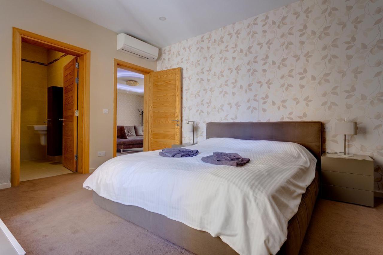 Luxury Apt W/ Side Seaviews And Pool, Top Location Sliema Luaran gambar